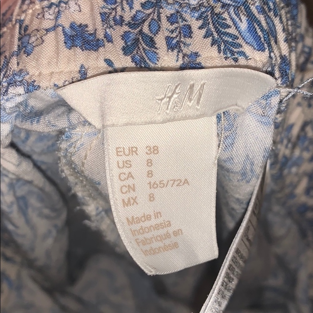 H & M Floral Pattern Flowy Shorts - Picture 3 of 4